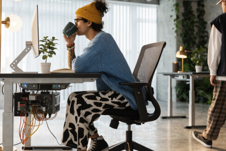 Engineering Flexible Workspaces: The Technology Powering Adjustable Furniture